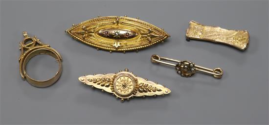 Mixed jewellery including 9ct gold fob seal mount, 9ct gold brooch and 15ct gold brooch.